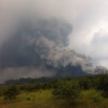 Volcán de Fuego entra en erupción; desalojan a 150 personas en Guatemala