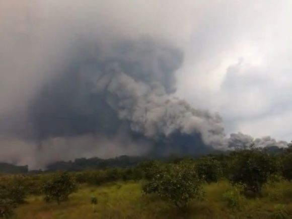 Volcán de Fuego entra en erupción; desalojan a 150 personas en Guatemala