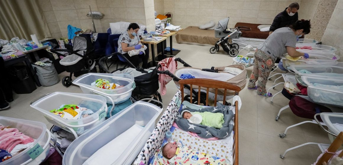 21 bebés nacidos por gestación subrogada están atrapados en un sótano de Kiev