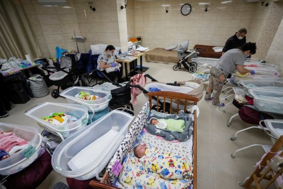 21 bebés nacidos por gestación subrogada están atrapados en un sótano de Kiev