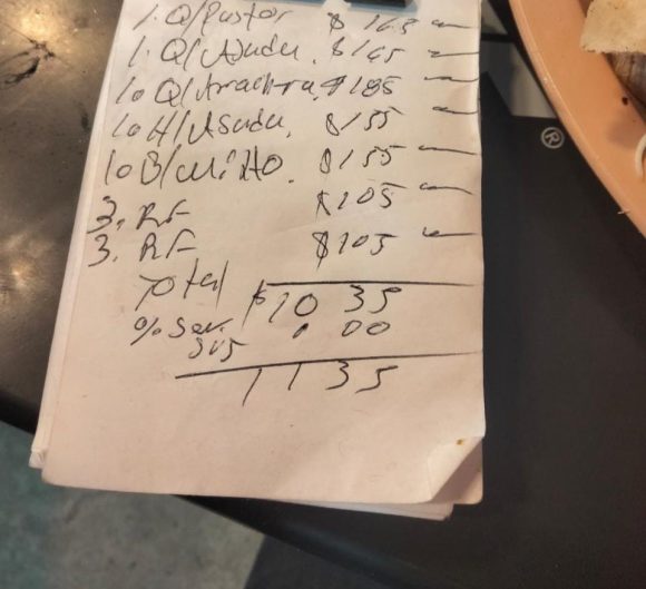 Compra cinco tacos y le cobran más de mil pesos