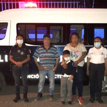 Resguarda Policía Municipal a niño que permanecía solo frente a una escuela