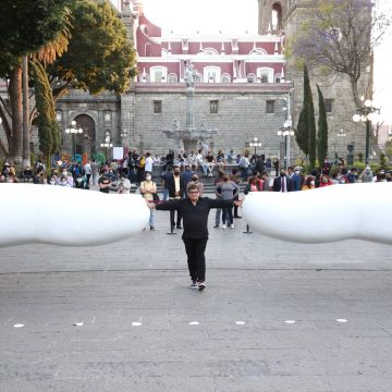 Llega al Zócalo la obra monumental “Tú”; conócela