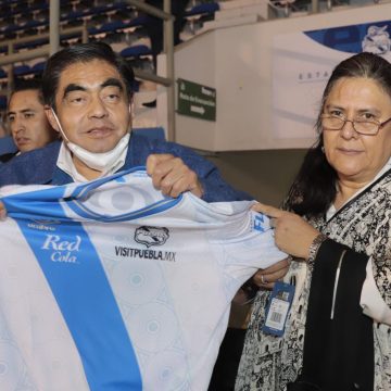 En el Cuauhtémoc, Miguel Barbosa convive con grupos de animación del Club Puebla