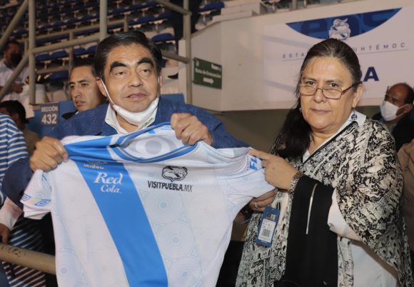 En el Cuauhtémoc, Miguel Barbosa convive con grupos de animación del Club Puebla