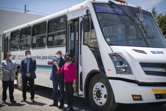 Inaugura rectora Lilia Cedillo caseta de vigilancia y entrega autobús a la Facultad de Medicina Veterinaria y Zootecnia