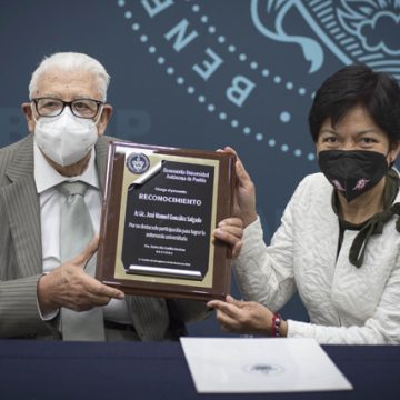 Entrega la rectora Lilia Cedillo reconocimiento a J. Manuel González por su aportación a la autonomía universitaria