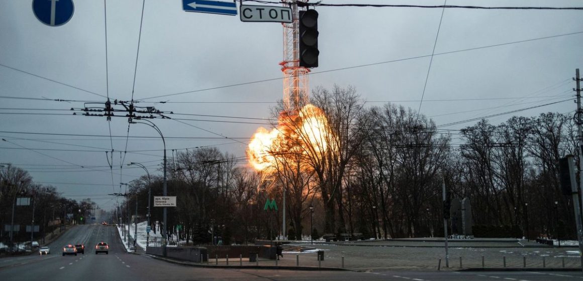(VIDEO) Bombardean torre de televisión de Kiev