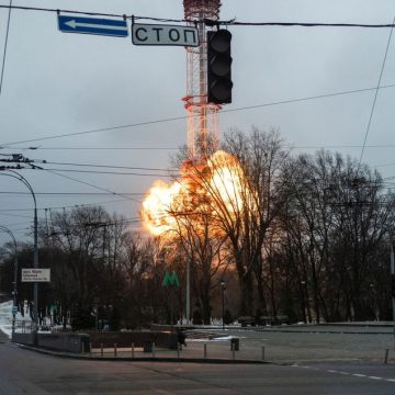 (VIDEO) Bombardean torre de televisión de Kiev