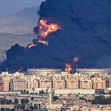 (VIDEO) Se desata gran incendio en instalaciones petroleras Aramco, en Arabia Saudita presunto ataque con misiles