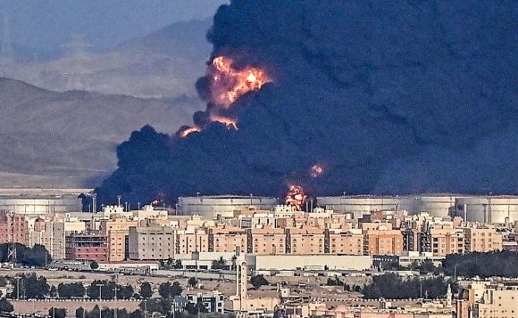(VIDEO) Se desata gran incendio en instalaciones petroleras Aramco, en Arabia Saudita presunto ataque con misiles