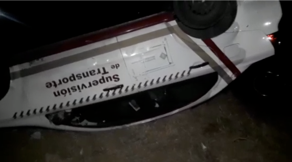 patrulla volcada En Libres pobladores volcaron vehículo de Movilidad y Transporte tras llevar al corralón unidad pirata