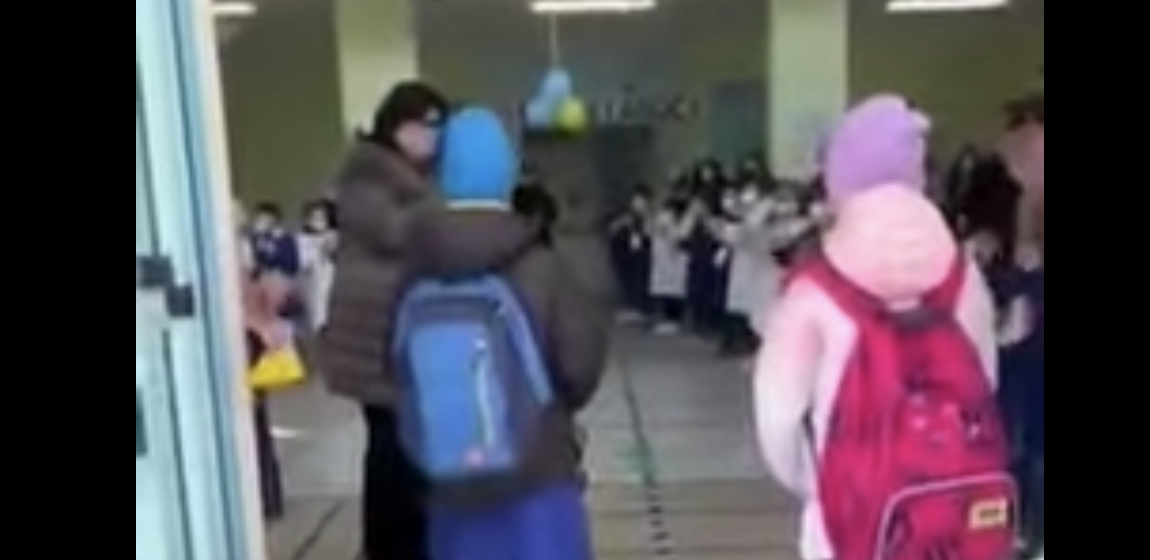 Niños ucranianos refugiados son recibidos con aplausos en su primer día de clases en Italia