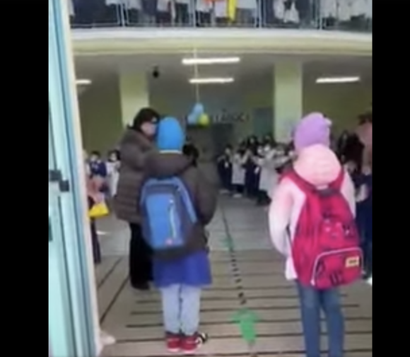 Niños ucranianos refugiados son recibidos con aplausos en su primer día de clases en Italia
