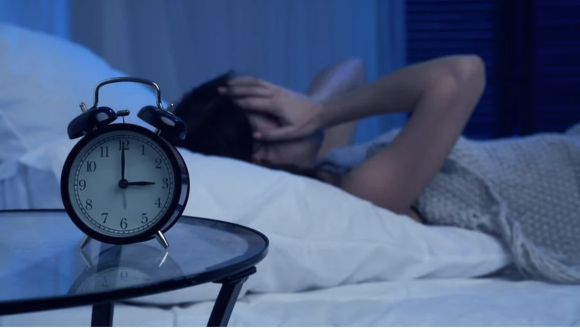 Dormir mal causa sobrecaso y causa obesidad
