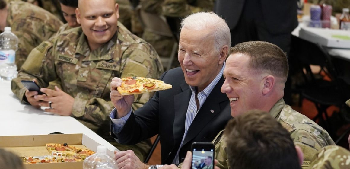 Biden come pizza con sus tropas en Polonia