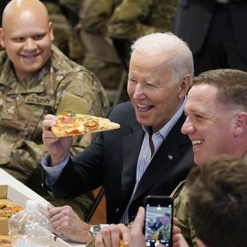 Biden come pizza con sus tropas en Polonia