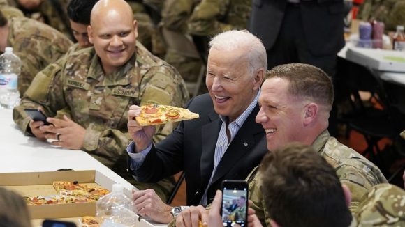 Biden come pizza con sus tropas en Polonia