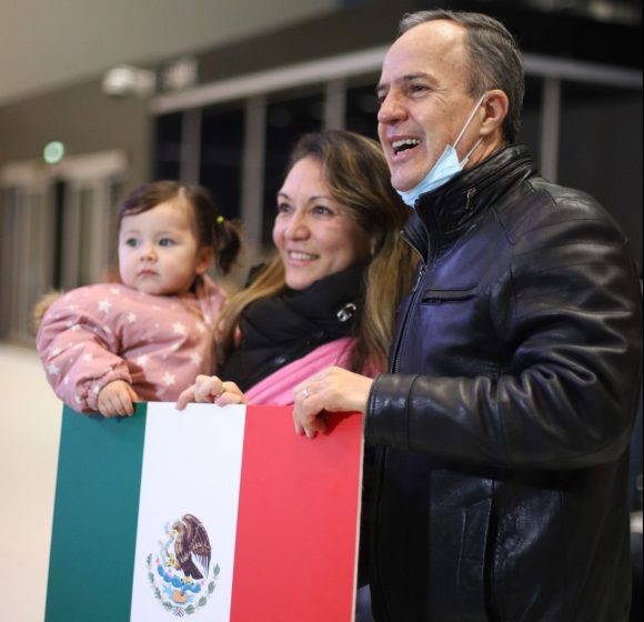 Mexicana cantó y bailó a su hija para que no repitiera sonido de bombas