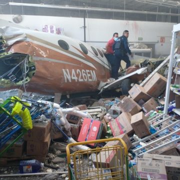 Avioneta se desploma en supermercado de Temixco, Morelos