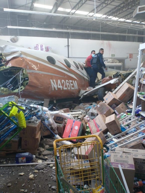 Avioneta se desploma en supermercado de Temixco, Morelos