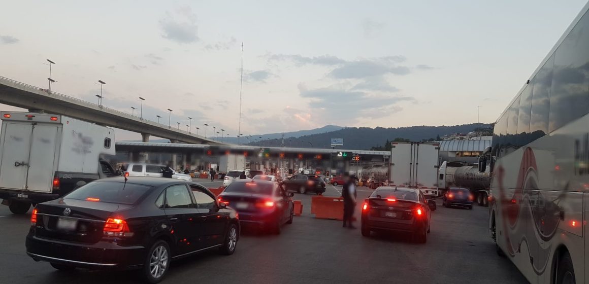 Bloqueo en la México-Cuernavaca genera caos vial a la altura de Tres Marías