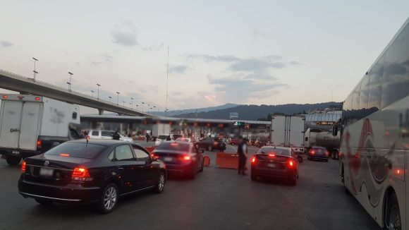 Bloqueo en la México-Cuernavaca genera caos vial a la altura de Tres Marías
