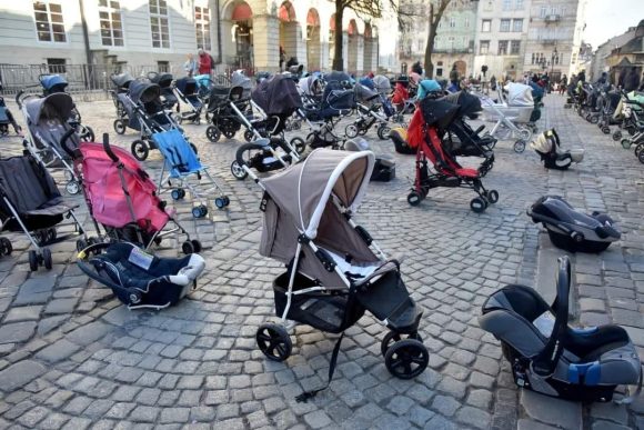 Protestan con carriolas vacías por la muerte de niños en Ucrania