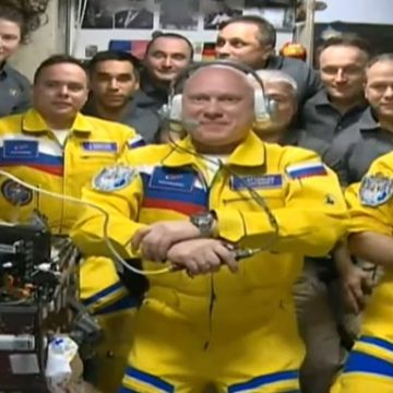 Astronautas rusos llegan a la Estación Espacial con trajes en amarillo y azul