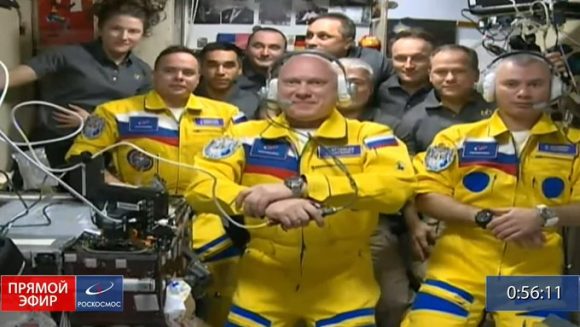 Astronautas rusos llegan a la Estación Espacial con trajes en amarillo y azul