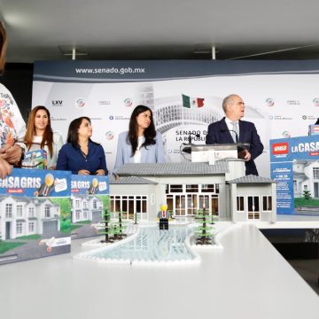 Senadores del PAN presentan “La Casa Gris” en maqueta de Lego