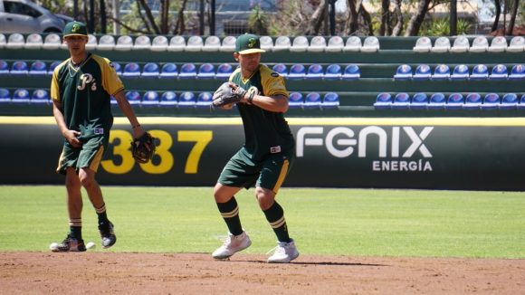 Hernan Alvarado y Luis Medina buscan lugar en los Pericos