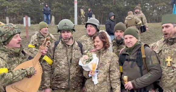 ¡Amor, amor! En medio de la guerra, soldado ucraniano celebra su boda