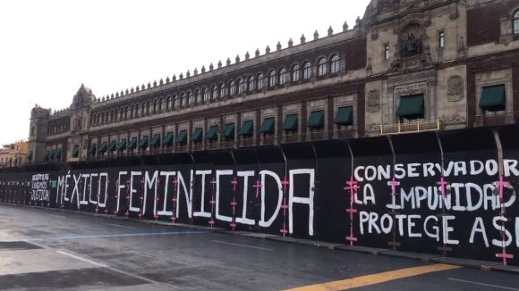 (VIDEO) Marina refuerza blindaje en Palacio Nacional ante marchas feministas