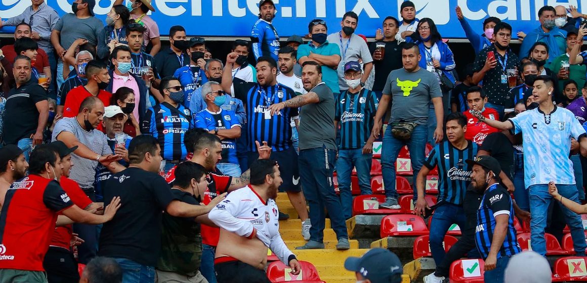 Detienen a otras 5 personas por riña en estadio de Querétaro
