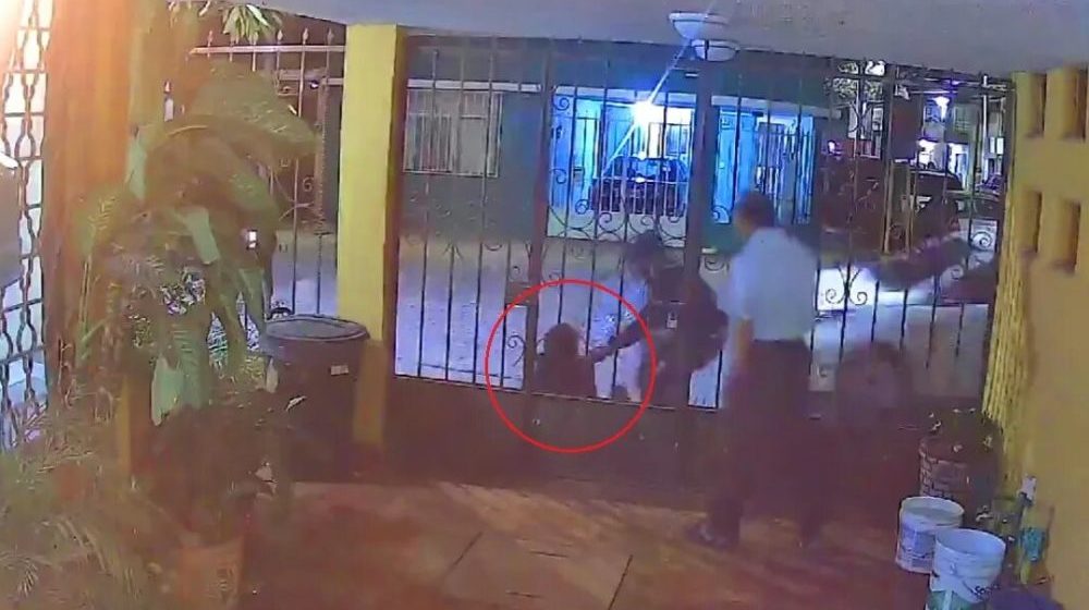 (VIDEO) Secuestran a mujer mientras platicaba con vecino en San Luis Potosí