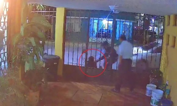(VIDEO) Secuestran a mujer mientras platicaba con vecino en San Luis Potosí