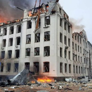 (VIDEO) Nuevo ataque ruso en Járkov deja 4 muertos; misiles impactaron universidad