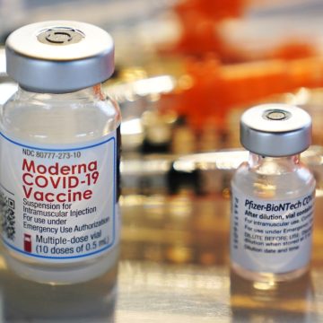 Autoriza EU cuarta dosis de vacuna anti-covid para mayores de 50 años