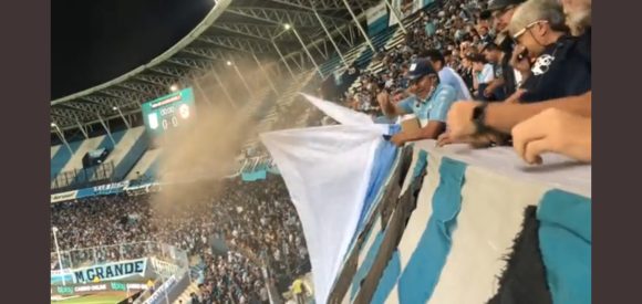 Lanza cenizas de familiar fallecido en estadio y caen sobre aficionados