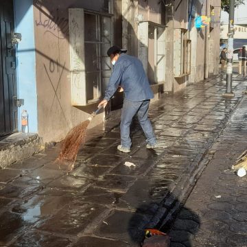 Limpian polígono del Centro Histórico tras retiro de ambulantes