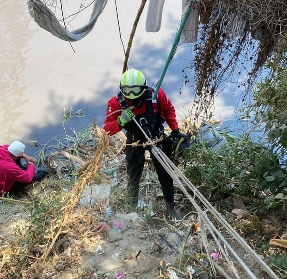 Rescatan a persona tras caer en una barranca