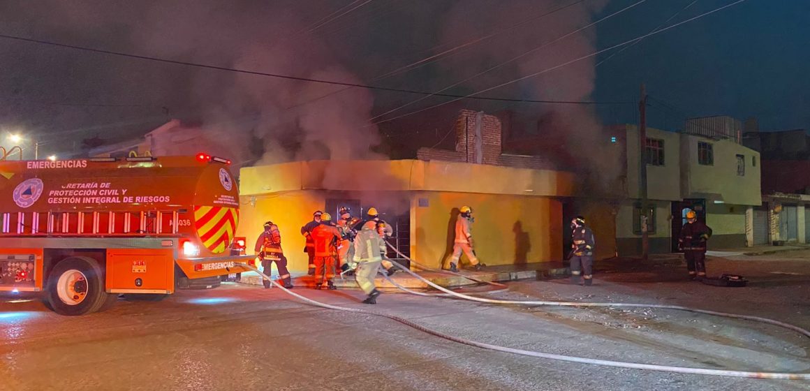 Sofocan incendio en domicilio y comercio en la colonia Roma