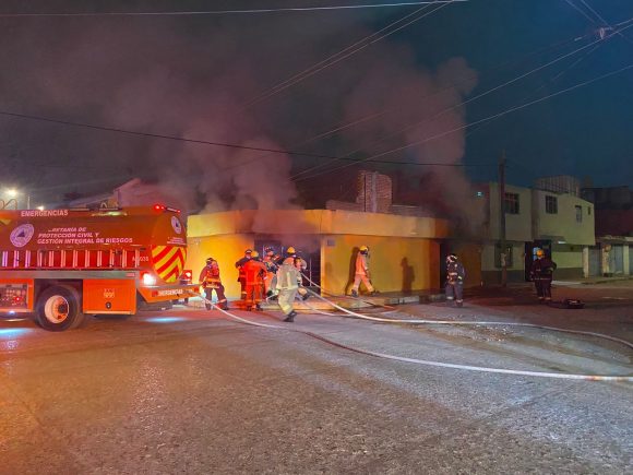 Sofocan incendio en domicilio y comercio en la colonia Roma