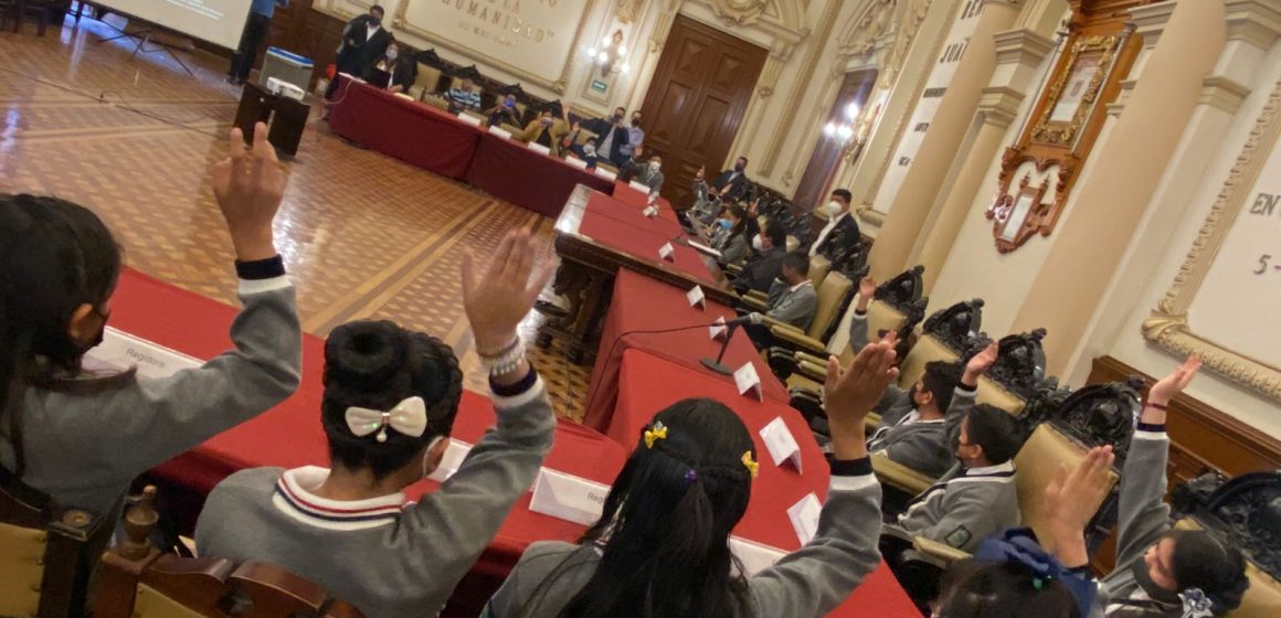 Niños viven la experiencia de ser regidores por un día en Puebla