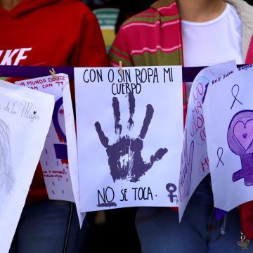 Estudiantes ilustran con dibujos el significado del Día de la Mujer