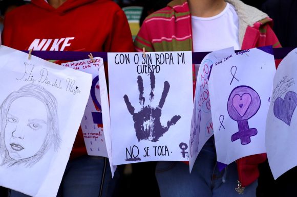Estudiantes ilustran con dibujos el significado del Día de la Mujer