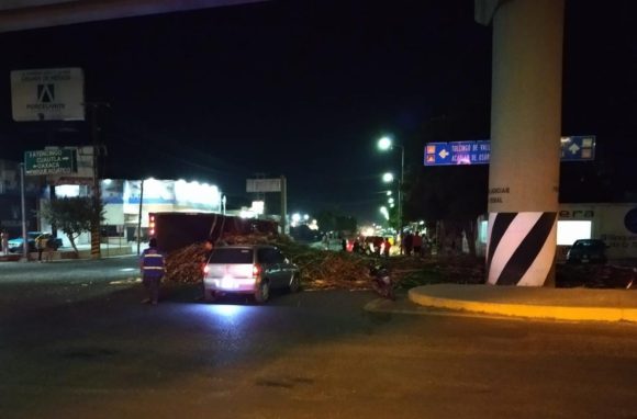 Se vuelca camión cañero en crucero 4 Caminos de Izúcar