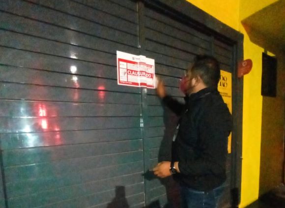 Clausuran seis antros y bares por irregulares en Puebla