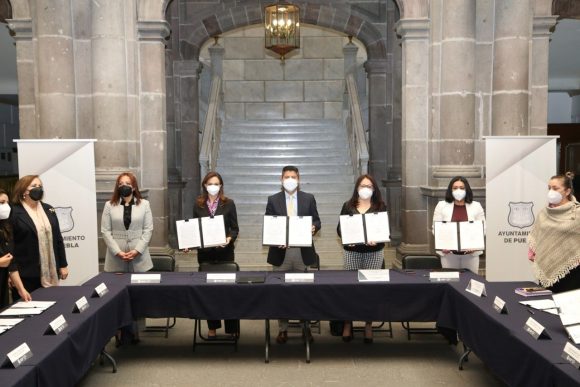 Firman convenio para garantizar la protección de mujeres y niños